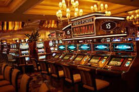 Bàn live casino với dealer thật phát sóng trực tiếp tại caxeng2